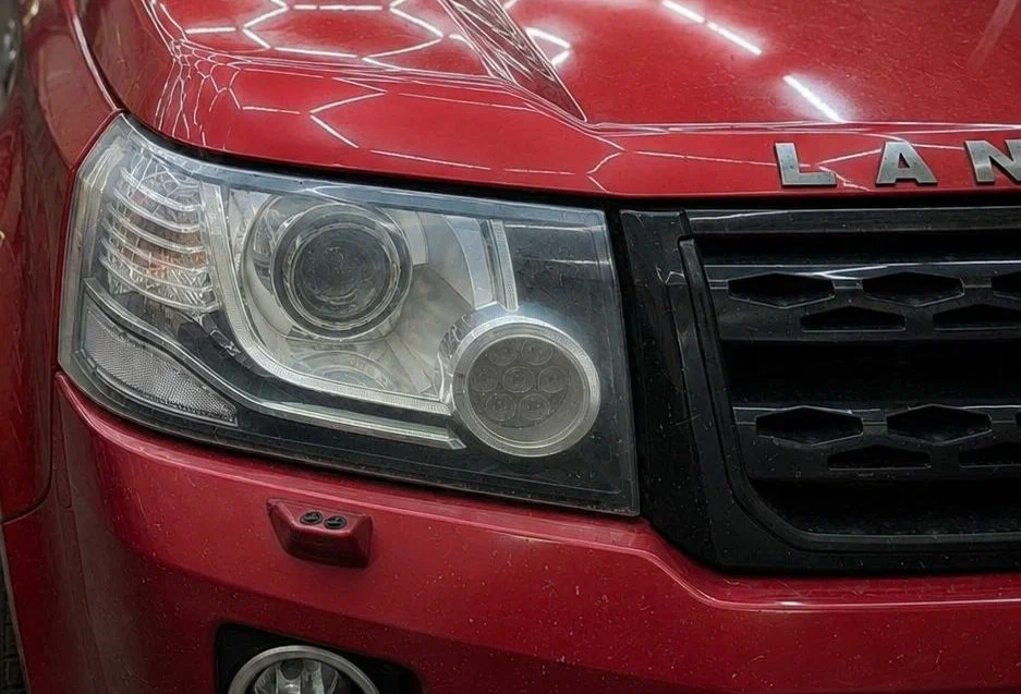 Land Rover Freelander до/после ремонта корпуса фары и установки Bi-LED СПб
